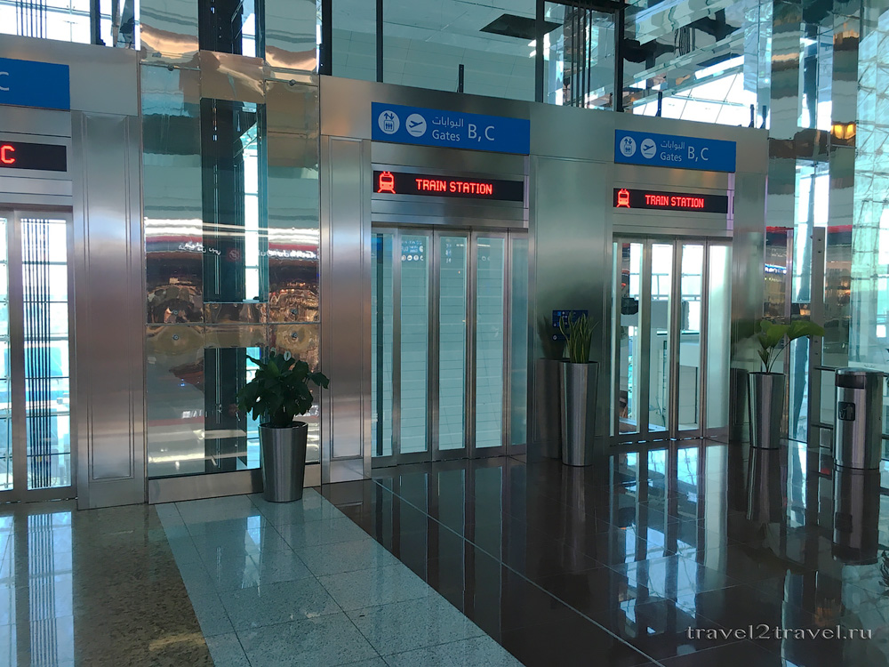 лифты к электропоезду курсирующему между терминалами в международном аэропорту Дубая
