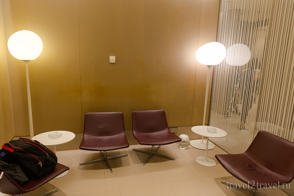 Курительная компанта (курилка) в бизнес-зал в Дохе Al Maha Transit Lounge, Катар